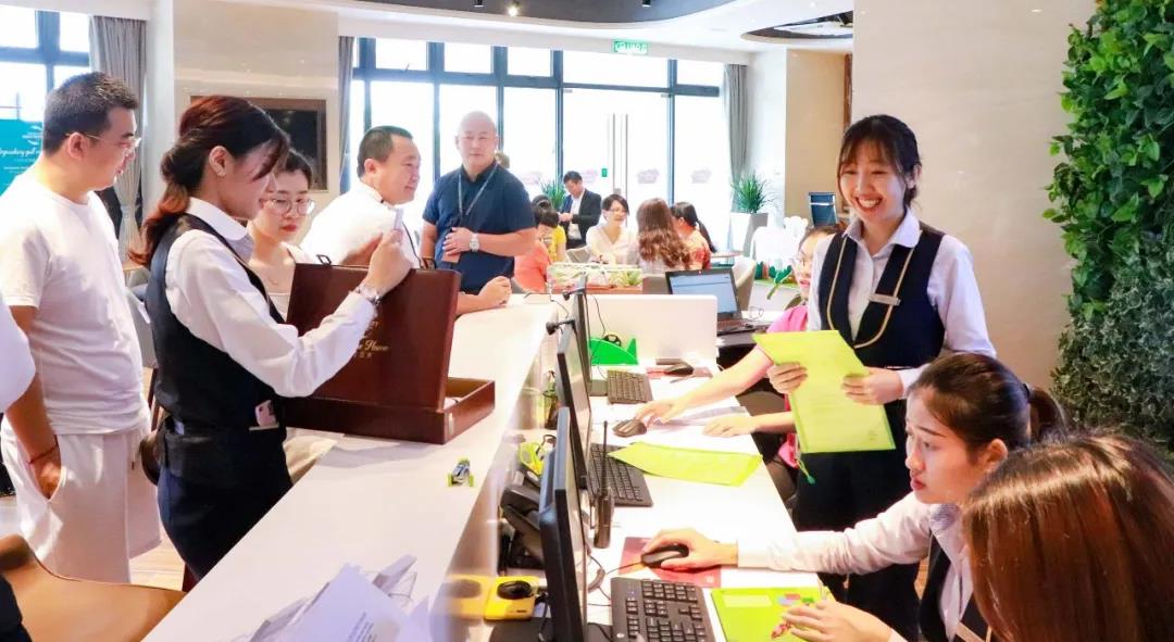 往期業主愉快收樓場景